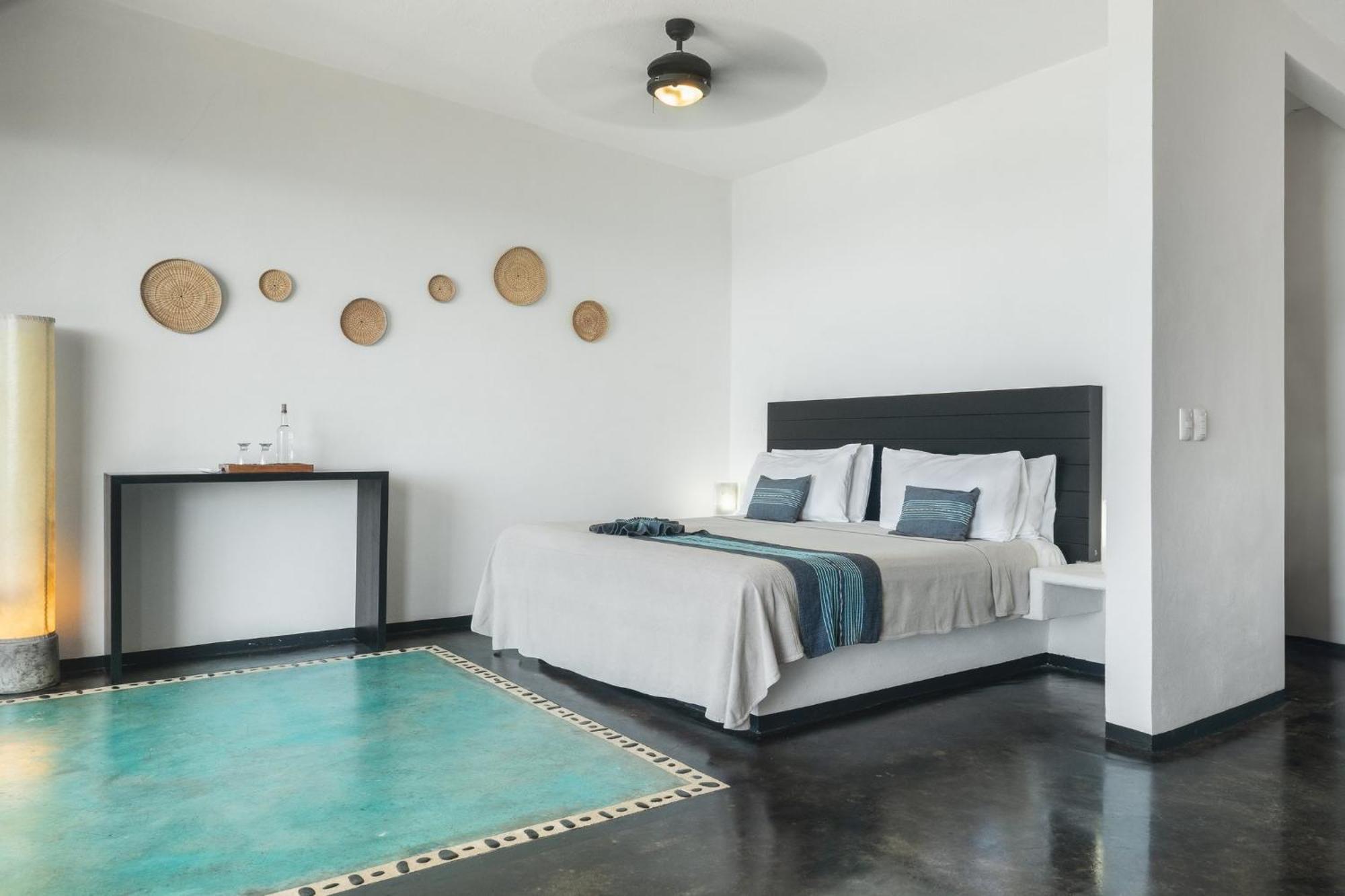 Manta Raya Hotel - Right On The Beach Куатуналько Экстерьер фото