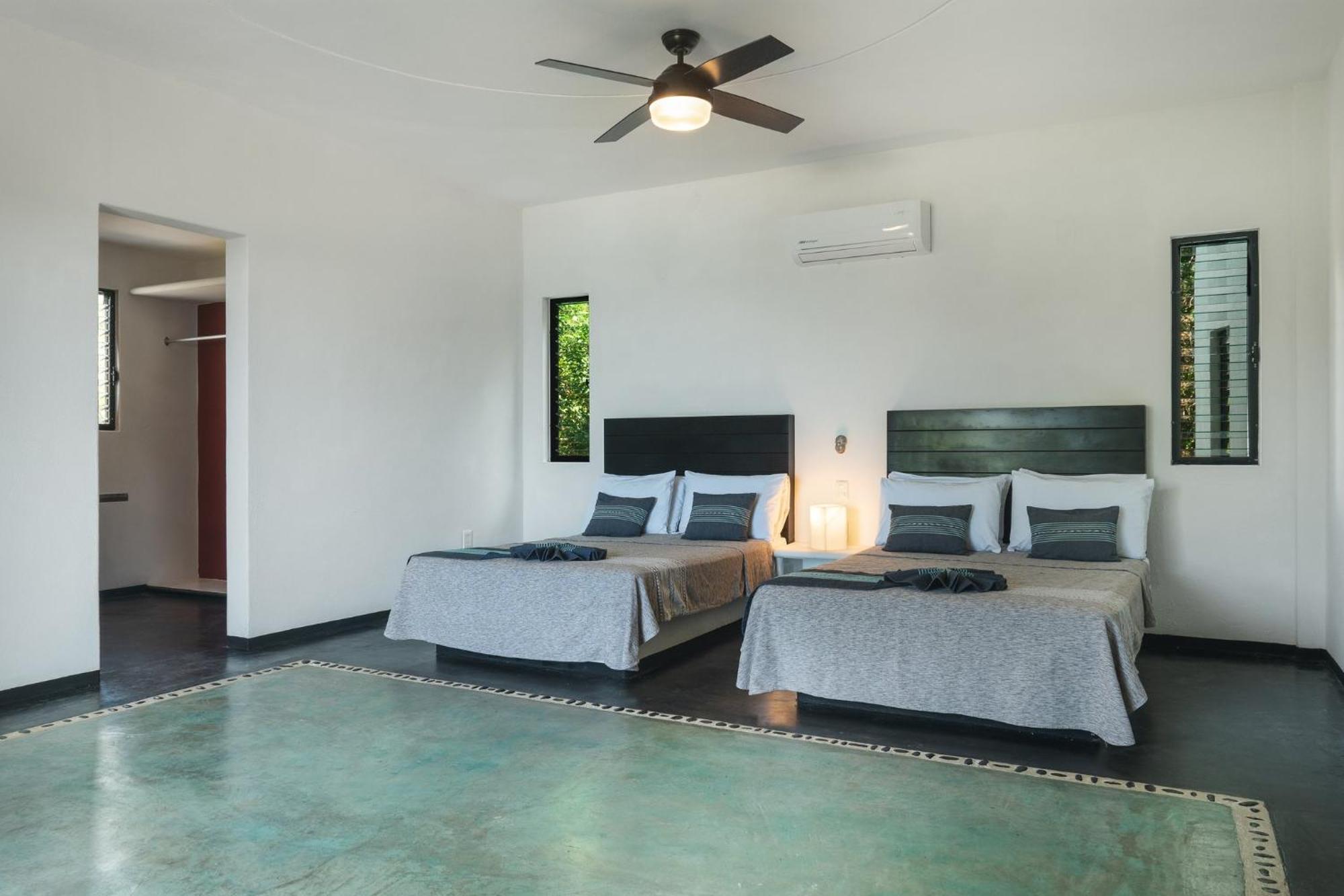 Manta Raya Hotel - Right On The Beach Куатуналько Экстерьер фото