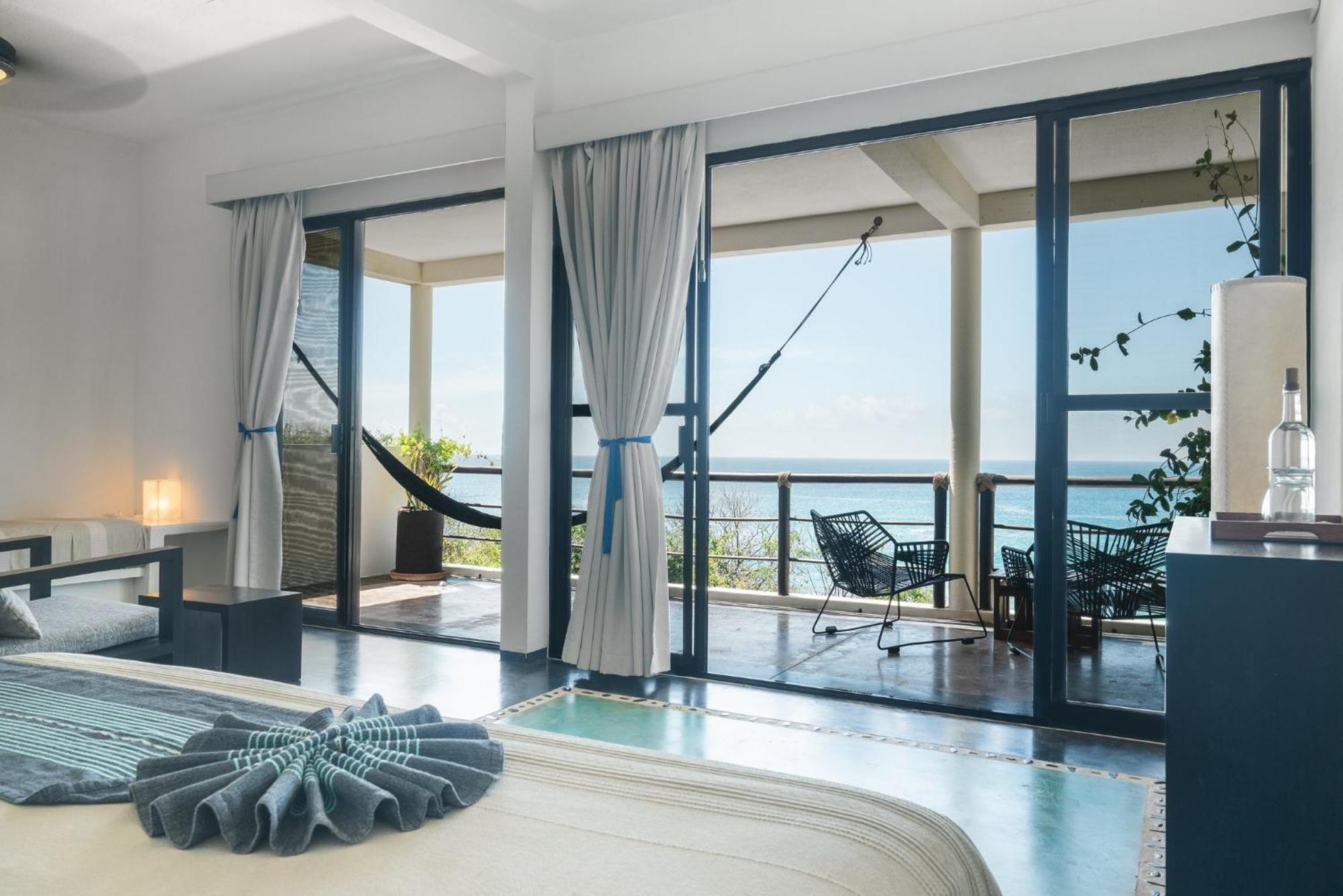 Manta Raya Hotel - Right On The Beach Куатуналько Экстерьер фото