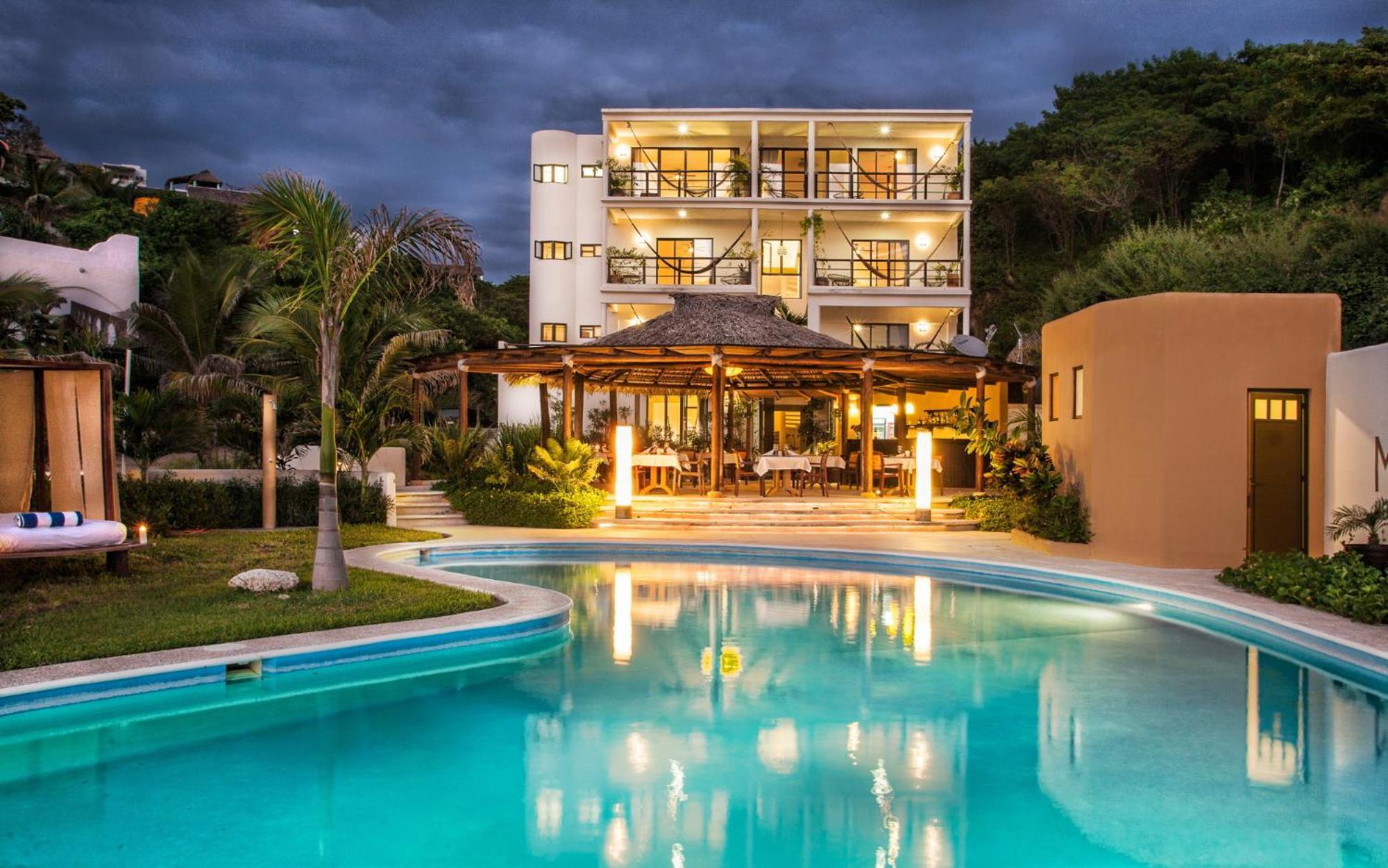 Manta Raya Hotel - Right On The Beach Куатуналько Экстерьер фото