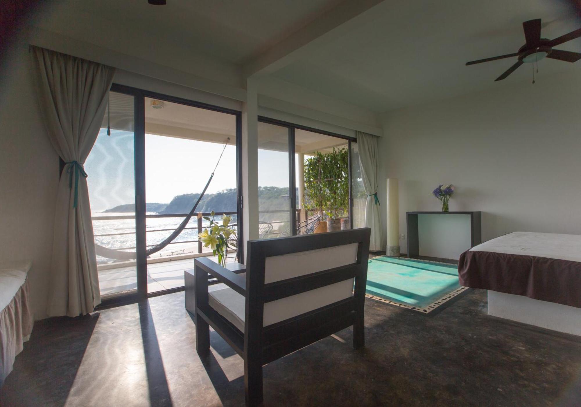 Manta Raya Hotel - Right On The Beach Куатуналько Номер фото