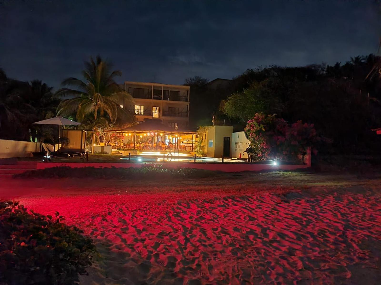 Manta Raya Hotel - Right On The Beach Куатуналько Экстерьер фото