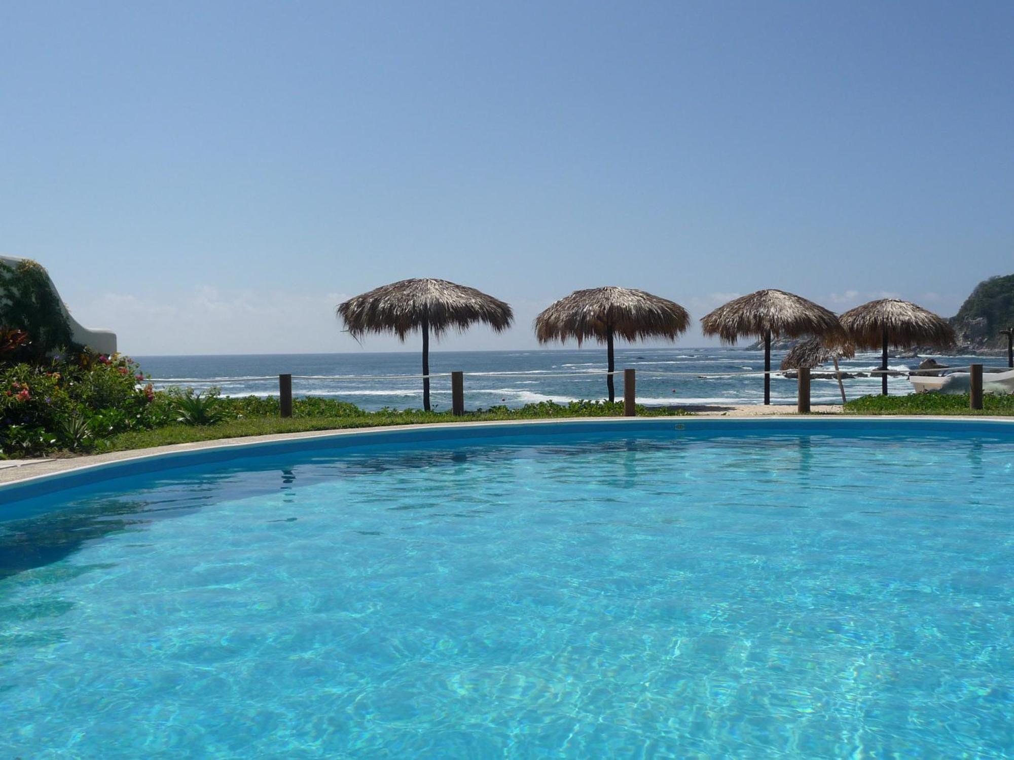 Manta Raya Hotel - Right On The Beach Куатуналько Экстерьер фото