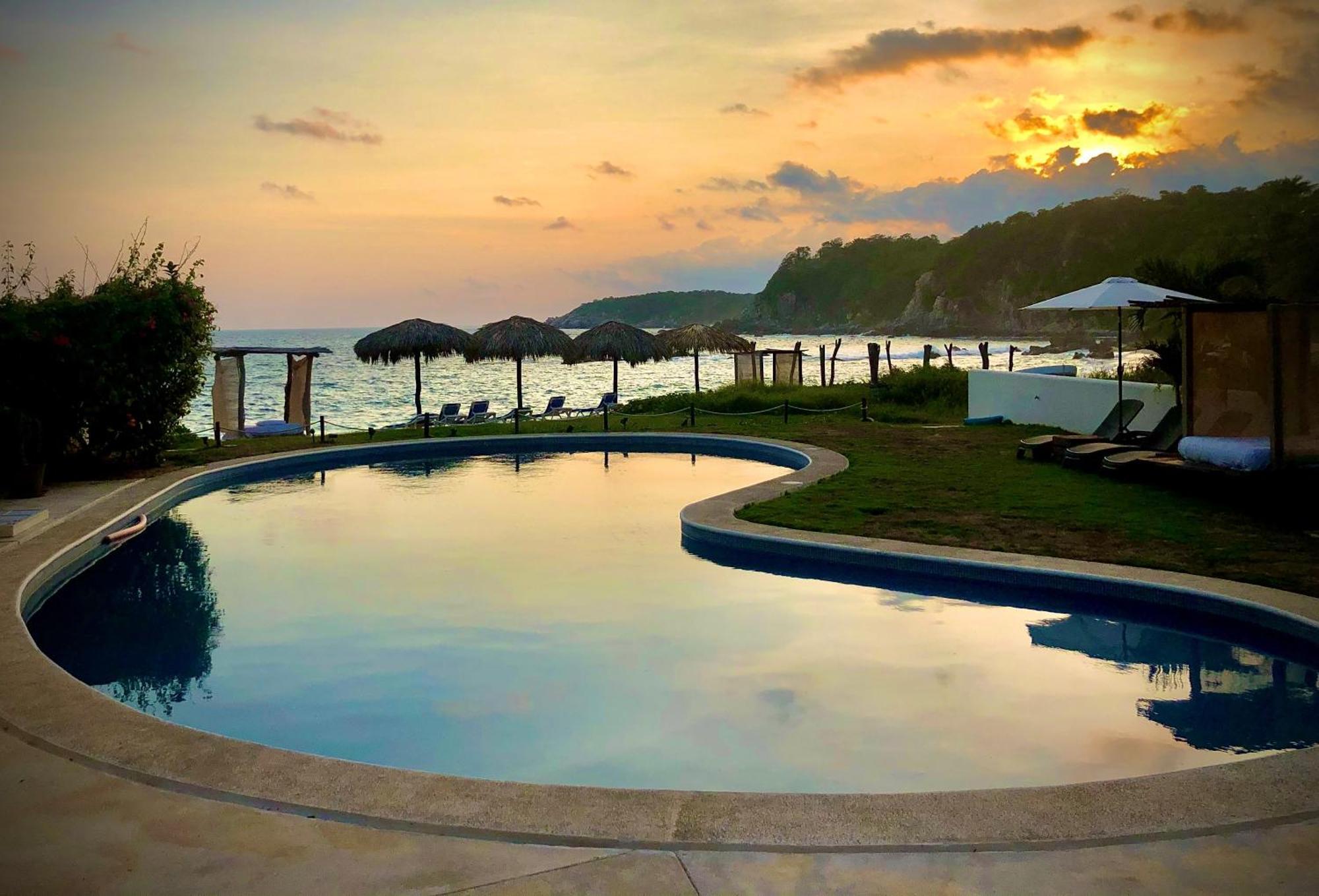 Manta Raya Hotel - Right On The Beach Куатуналько Экстерьер фото