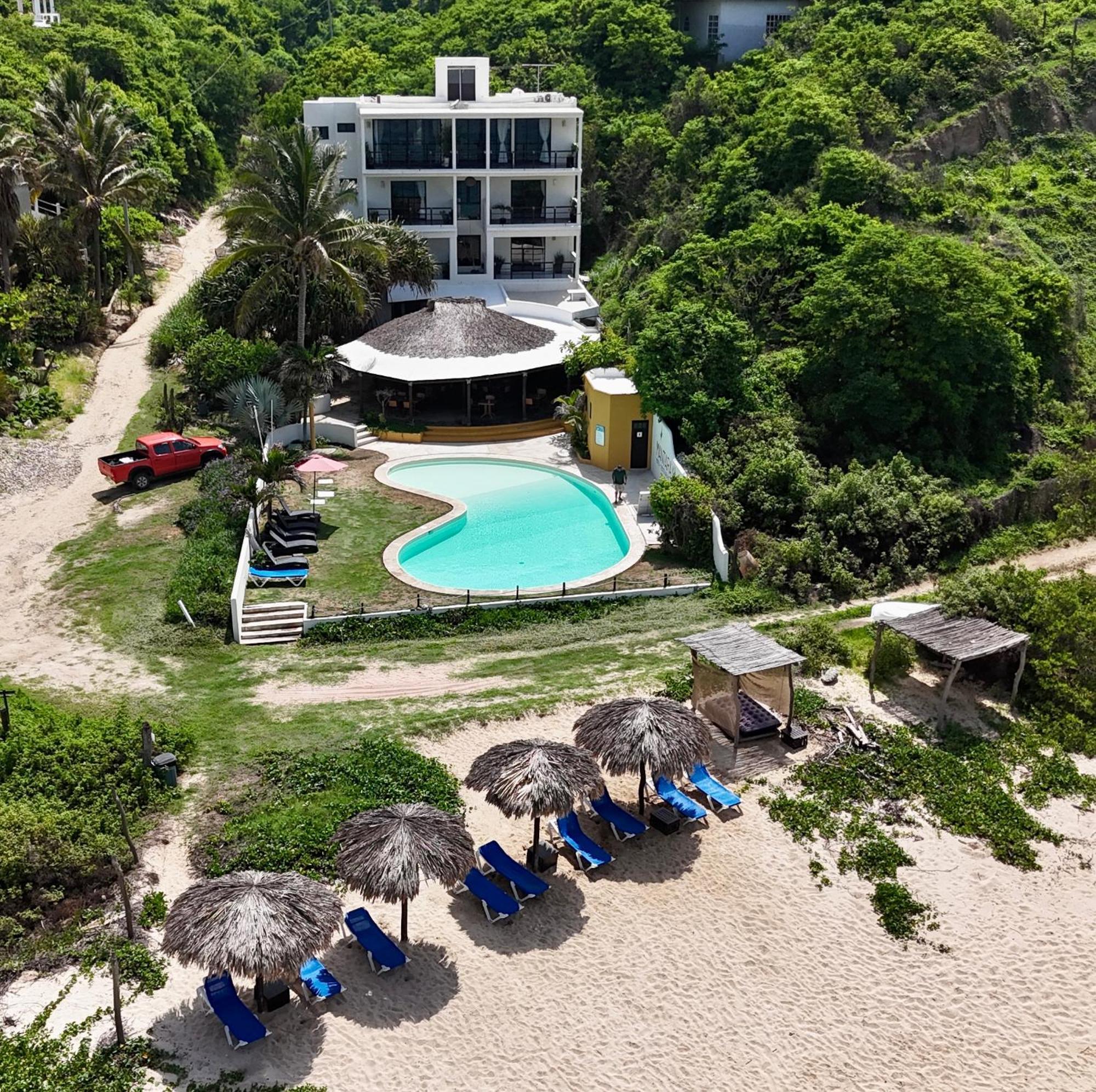 Manta Raya Hotel - Right On The Beach Куатуналько Экстерьер фото