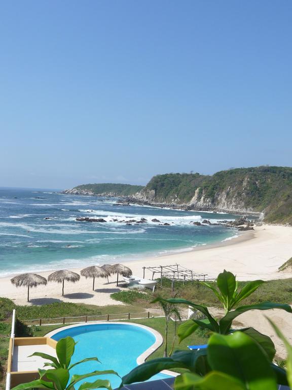 Manta Raya Hotel - Right On The Beach Куатуналько Экстерьер фото