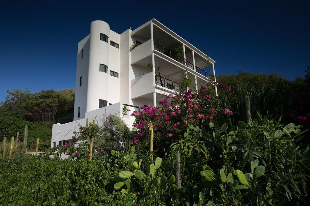 Manta Raya Hotel - Right On The Beach Куатуналько Экстерьер фото