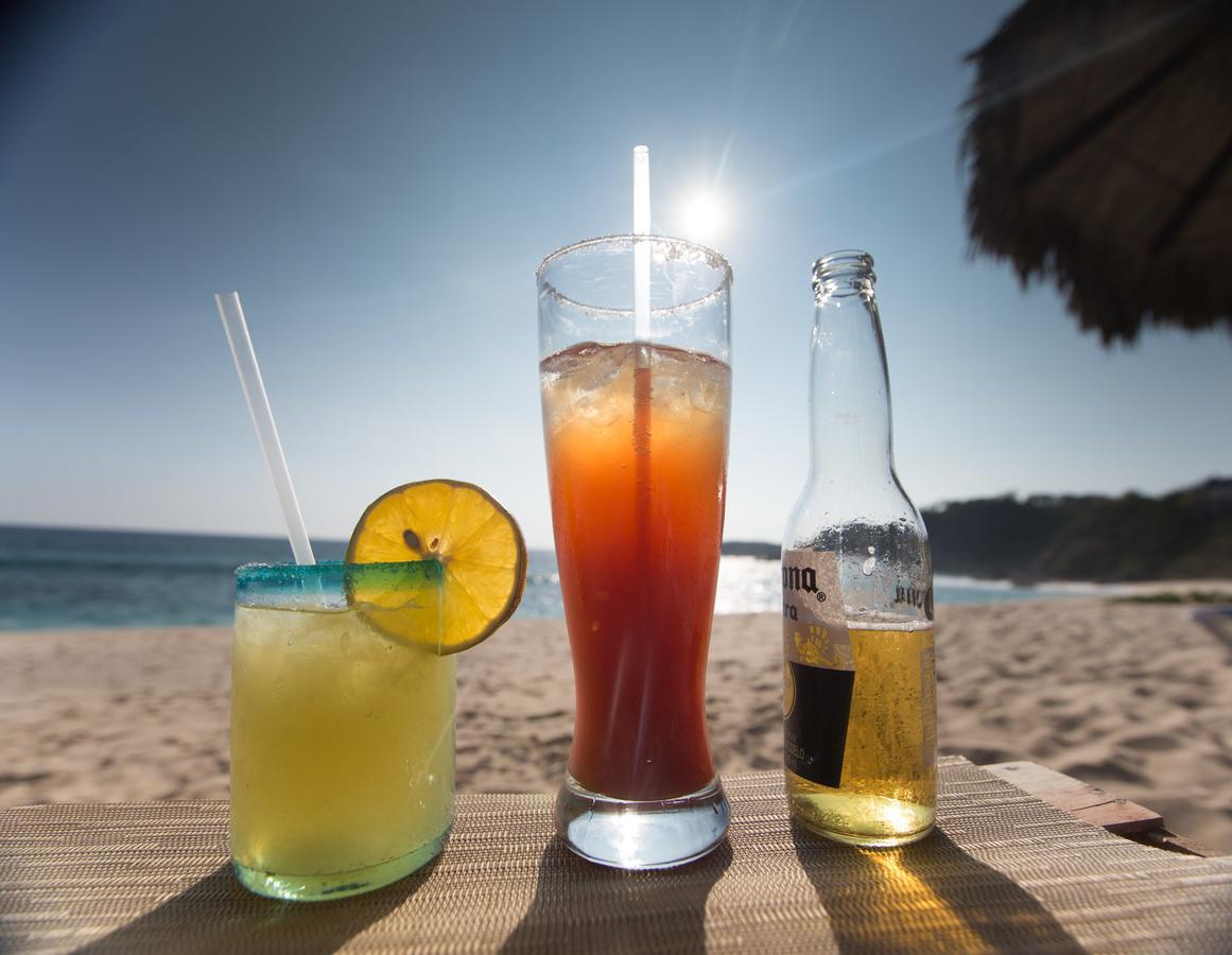 Manta Raya Hotel - Right On The Beach Куатуналько Экстерьер фото